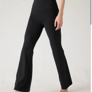 Athletha stash flare leggings